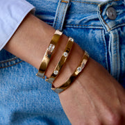 OVAL BRACELET WITH THREE ROUND DIAMONDS